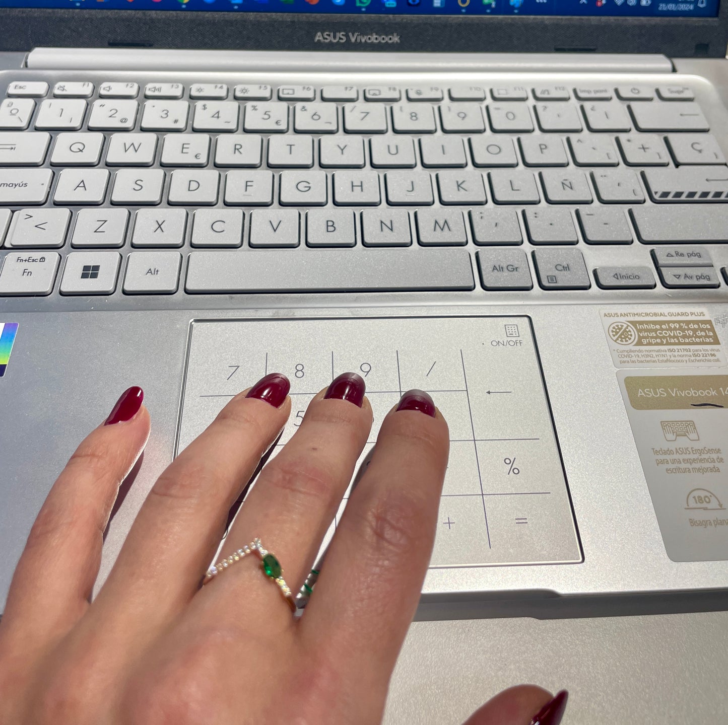 Anillo oro V circonita verde (Oro 18K)