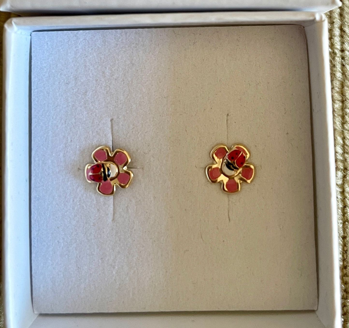 Pendientes oro niña Flor con mariquita (Oro 9K)