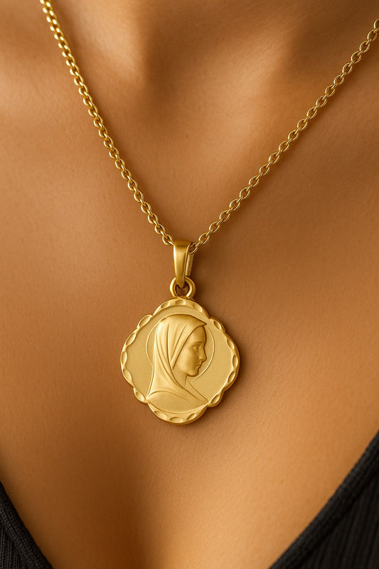 Medalla oro Virgen María Rombo tallada (Oro 18K)