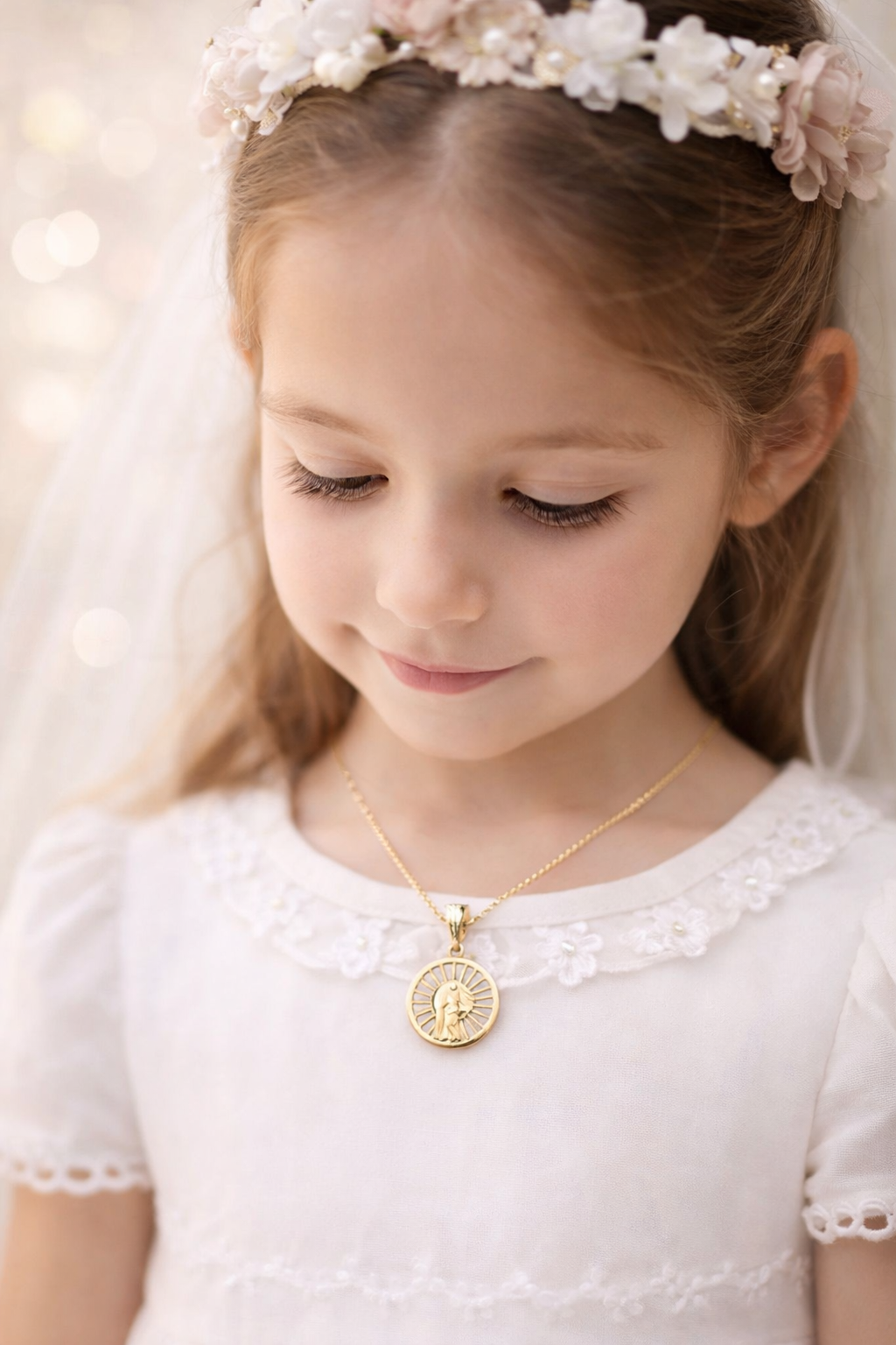 Medalla Virgen Niña en Oro de 18K con Nácar – Especial Comunión 16 mm